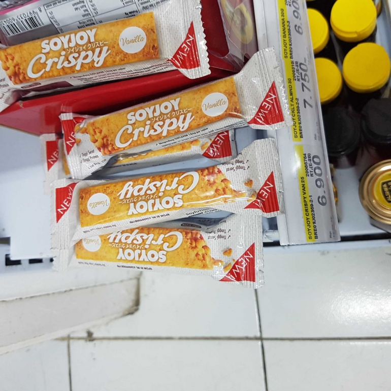 Melimpahnya stok SOYJOY Crispy di minimarket dekat rumah membuat saya tidak sulit untuk mendapatkannya. Foto merupakan dokumen pribadi.