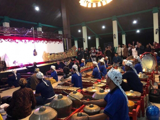 Pentas wayang kulit oleh dalang Prof. Cohen diiringi gamelan di Keraton Kasepuhan Cirebon, Jumat 27 Juli 2018. Foto: Ditjen Kebudayaan, Kemdikbud.