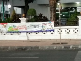 Satu-satu nya spanduk yang saya temui dikomplek kantor Gubernur Jawa Timur, pengambilan obyek 26 Juli (Dok. Pribadi)
