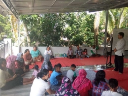 Mubaligh M. Nasrun sedang memberikan paparan tentang rumah belajar & taman baca bersama kepada para orangtua murid yang juga ada dari Kristen (dok. M. Nasrun)