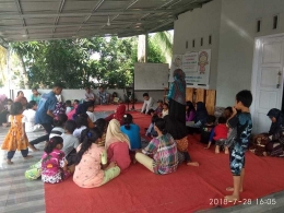 Para murid-murid sedang mendengarkan materi pelajaran dari instruktur (dok. M. Nasrun) 