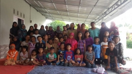 Foto sessi bersama orangtua murid dengan pengurus rumah belajar (dok. M. Nasrun)