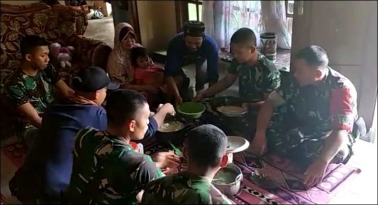 Satgas TMMD Ke-102 Mojokerto Bermalam Dan Makan Bersama Di Rumah Warga