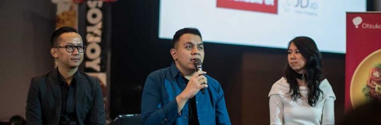 Tulus didampingi oleh Ibu Evy Christina selaku brand manager SOYJOY saat peluncuran SOYJOY Crispy rasa vanilla di Jakarta. Gambar diunduh dari situs resmi SOYJOY.