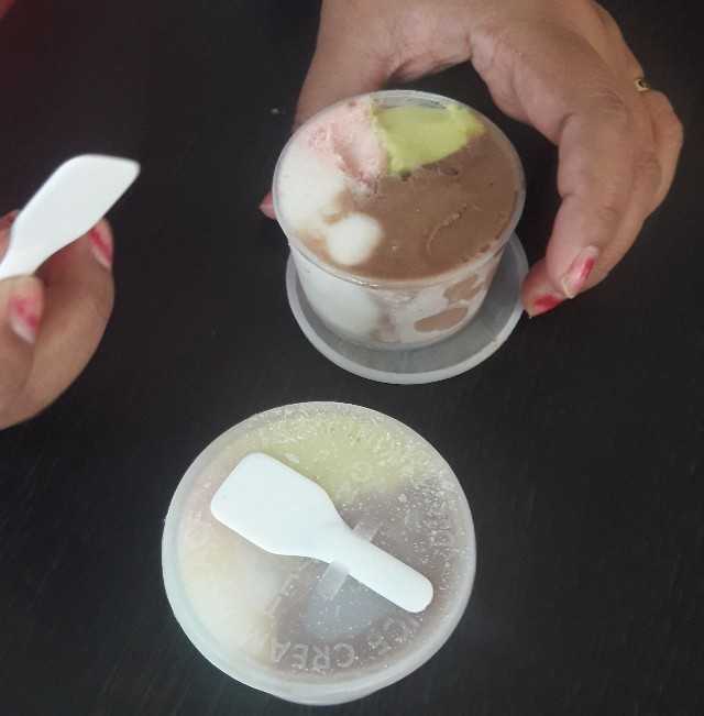 Mencicipi es krim dengan resep tahun 50-an (dokpri)