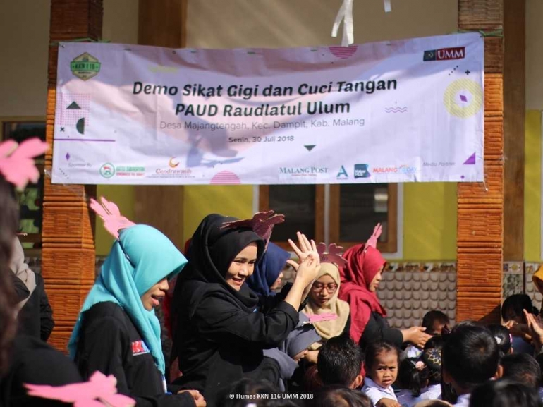 ENERJIK: Mahasiswi KKN 116 UMM 2018 memberikan contoh mencuci tangan dengan benar kepada anak-anak PAUD Raudlatul Ulum - Foto Humas KKN 116 UMM 2018