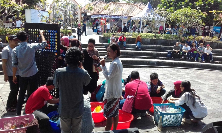 Sebuah komunitas saat berbagi “inspiraksi” pemanfaatan limbah botol plastik di ajang ICD 2017, Pasar Ngasem,Yogyakarta (Foto Dokumen Mas Yunus).