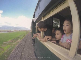 Anak-anak melongok ke luar jendela melihat pemandangan yang spektakular. (Foto: Dok.Pri.)