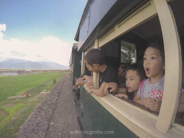 Anak-anak melongok ke luar jendela melihat pemandangan yang spektakular. (Foto: Dok.Pri.)