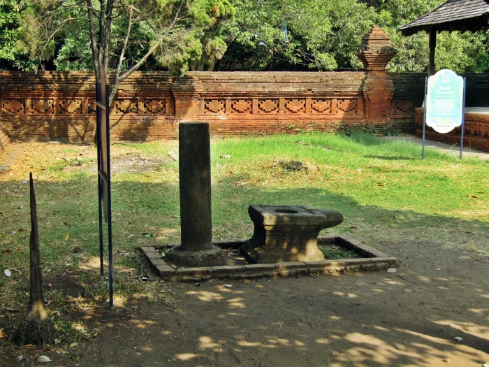 lingga yoni siti hinggil kasepuhan cirebon lingga yoni siti hinggil kasepuhan cirebon