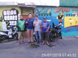LMK 08 Jati Pulo bersama Para Ketua RT berfoto bersama di depan mural Asian Games 2018 yang ada di lingkungan RW 08 Jati Pulo | dokpri