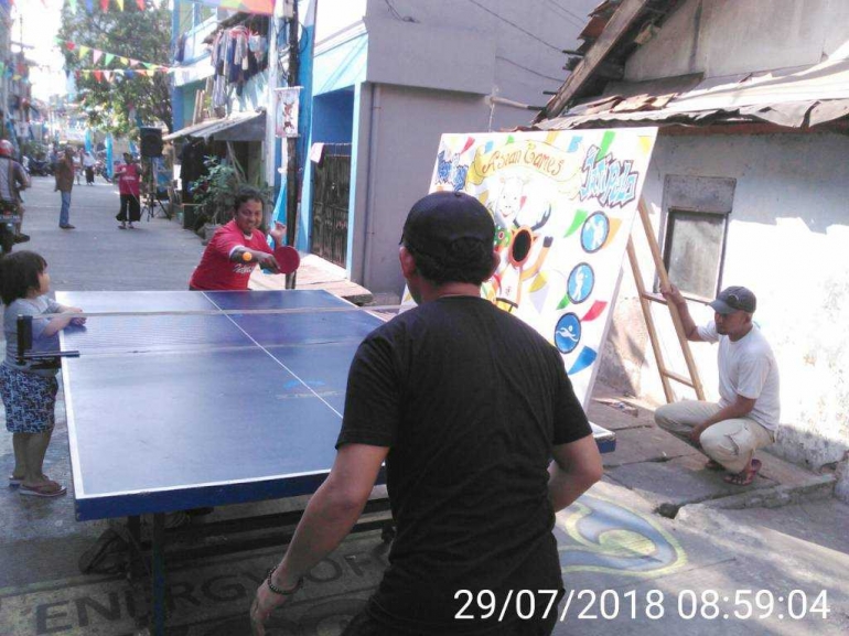 Warga bermain olahraga tenis meja atau pingpong di Festival Jalan Z | dokpri