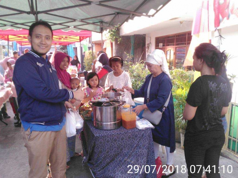 LMK 08 Jati Pulo Muhamad Ridwan saat berada di stand bazaar kuliner Festival Jalan Z : Gudeg Jogja | dokpri