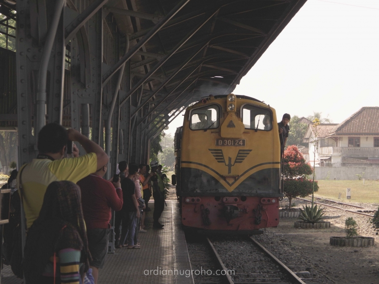 Orang-orang menunggu untuk naik ke kereta api wisata di Stasiun Ambawara. (Foto: Dok.Pri.)