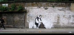 Mural Banksy yang diadaptasi dalam karya mural untuk mengkritik Pemprov DKI (flickr.com).