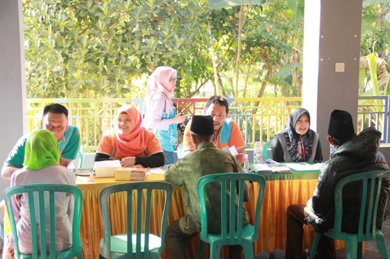Pasien sedang berkonsultasi dengan tim dokter