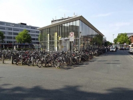 Gedung parkir dan penyewaan sepeda di Munster. Foto oleh Nordhornerll (commons.wikimedia.org)