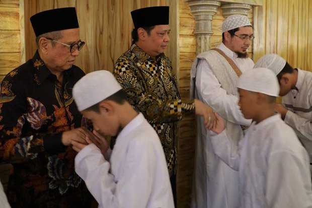Ketua Umum Partai Golkar Airlangga Hartarto (tengah) mendapat dukungan dari Ikhwanul Muballighin menjadi cawapres pendamping Presiden Jokowi maju dalam Pilpres 2019. Airlangga memiliki sejumlah keunggulan. (Foto/Istimewa/sindonews)