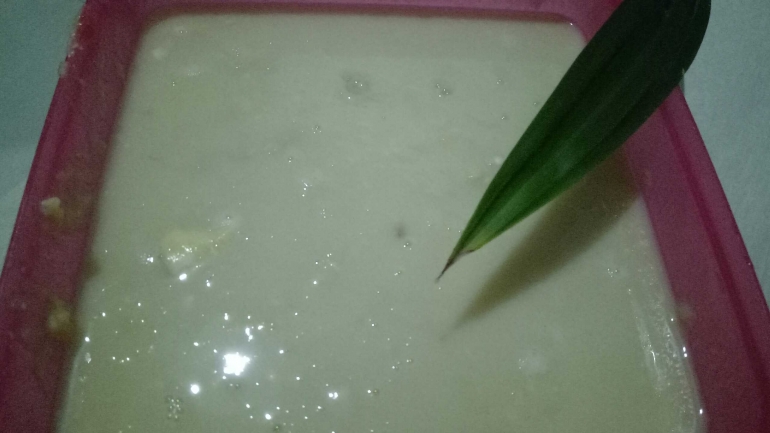 Durian yang sudah menjadi kuah, siap melumuri nasi ketan (Dokumentasi Pribadi)