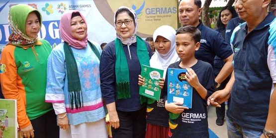 Menkes memberikan secara simbolis buku KIE kesehatan berupa buku tulis dan rapor kesehatan kepada SDN I Limboto, Gorontalo. . (Foto Ganendra)