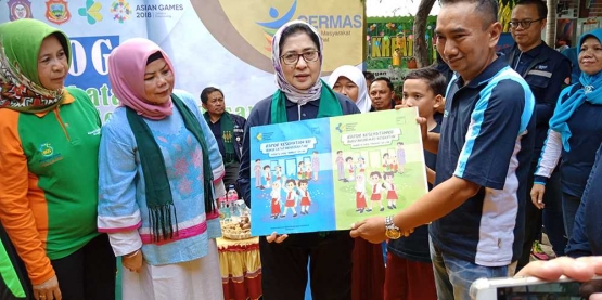 Menkes memberikan secara simbolis buku KIE kesehatan berupa buku tulis dan rapor kesehatan kepada SDN I Limboto, Gorontalo. . (Foto Ganendra)