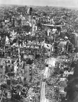 Pusat kota yang luluh lantah setelah serangan udara tahun 1944.