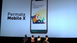 MC Launching PermataMobile X, Nadia Mulya memandu talk show tentang pentingnya peran mobile banking di era digital kini (Dokpri)