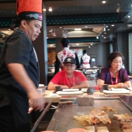 Makan di Resto Umi-umi dengan demo chef yang unik (dok pribadi)