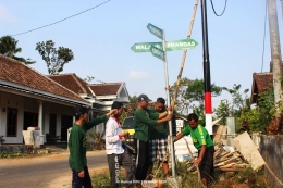 BERSINERGI, Mahasiswa KKN Berkerjasama dengan Warga Desa Majangtengah Membangun Petunjuk Arah Jalan - Foto Oleh Humas KKN 116 UMM
