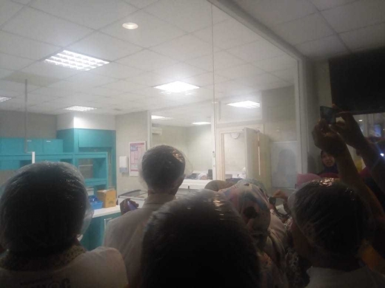 Ruang menggunakan kaca dan ada kunjungan dari masyarakat dok. Pri