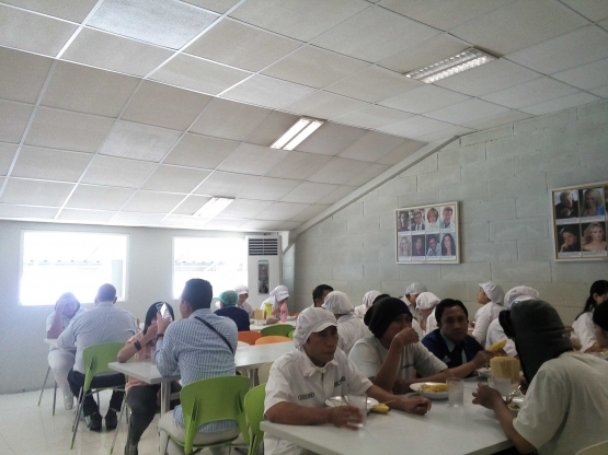Para pekerja hingga Direktur berbaur di Kantin untuk makan siang | Dokpri