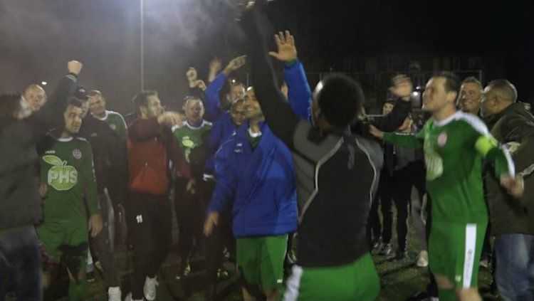 Jhonny van Beukering berpesta bersama pemain-pemain MASV usai menjuarai Arnhem Cup, April 2018 lalu. FOTO: Twitter.com