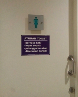 Aturan tertulis di pintu toilet | Dokpri