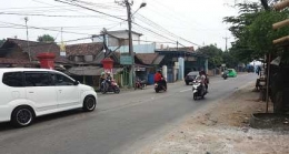 Ilustrasi: Pemotor di kiri terpaksa menunggu sampai ada kesempatan menyeberang di pertigaan Buah Kopek di jalan raya Anyer, 29/7-2018 (Foto: Syaiful W. Harahap)