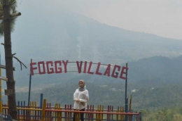 Nurul Najidah, Mahasiswi yang sedang KKN sedang menikmati keindahan alam Wisata Sukorini Foggy Village