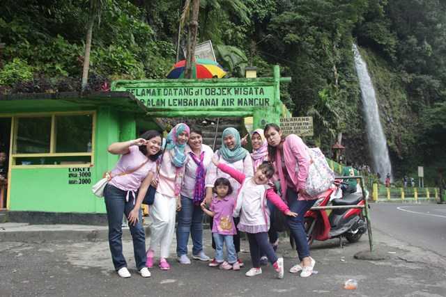 Foto bersama di depan pintu masuk Air Terjun Lembah Anai - Dok Pri