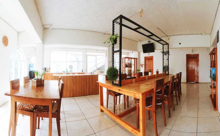 Kitchen and Working Space at Tani Jiwo Hostel. Sumber: tanijiwo.com