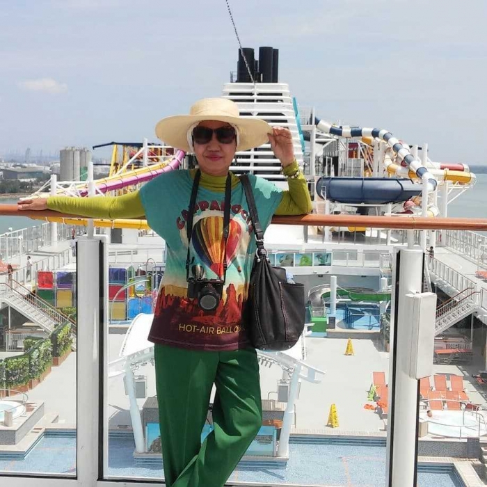 Di dek kolam renang (dok pribadi)