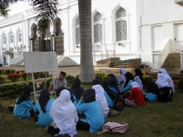 Belajar di halaman masjid | Dokpri