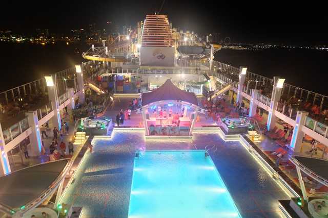 Kolam renang di waktu malam (dok pribadi)