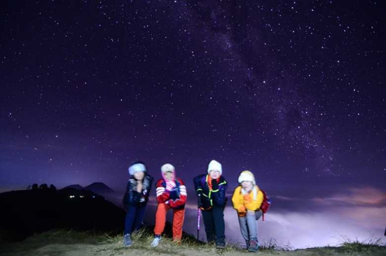 Di Puncak Gunung Prau (2590 mdpl) dengan latarbelakang milky way. (Foto: Dokpri)