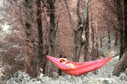 Penulis santai menikmati ayunan hammock. (Foto: Dokpri.)