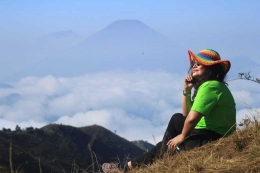 Emak Sumi. Dari lokasi perkemahan di puncak Gunung Prau nampak puncak Gunung Sindoro. (Foto: Dokpri.)