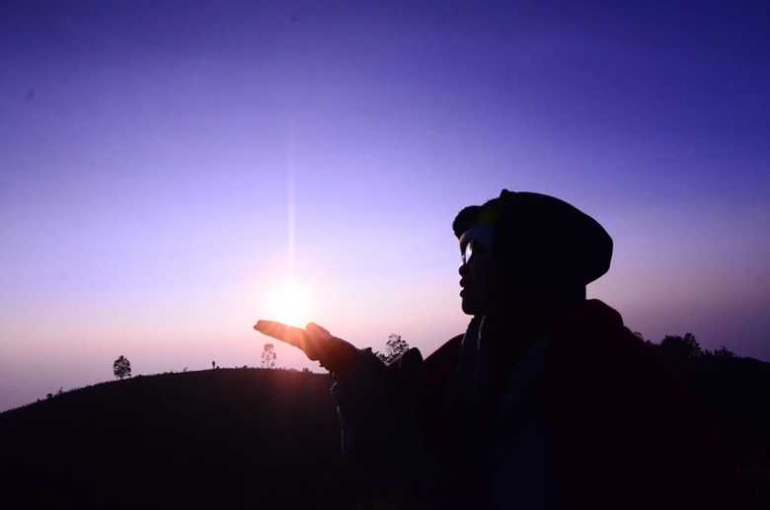 Menikmati pesona sunrise dari lokasi perkemahan Gunung Prau. (Foto: Dokpri)
