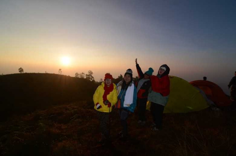 Memandangi matahari terbit dari lokasi perkemahan Gunung Prau. (Foto: Dokpri)