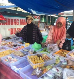 Membeli jajanan pasar di Pasar Pon, Purwokerto. (Foto: Dokpri.)