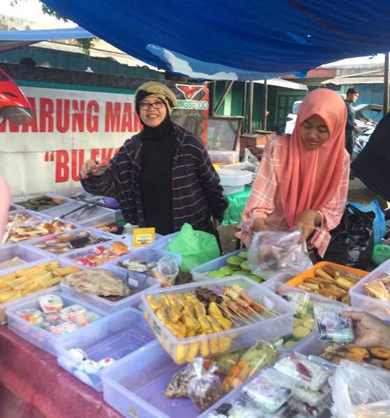 Membeli jajanan pasar di Pasar Pon, Purwokerto. (Foto: Dokpri.)