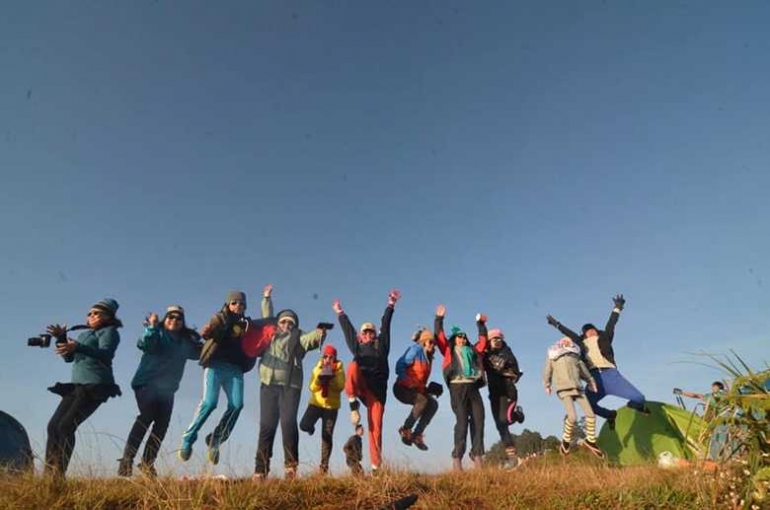 Aneka gaya berfoto suka-suka di lokasi perkemahan Gunung Prau. (Foto: Dokpri.)