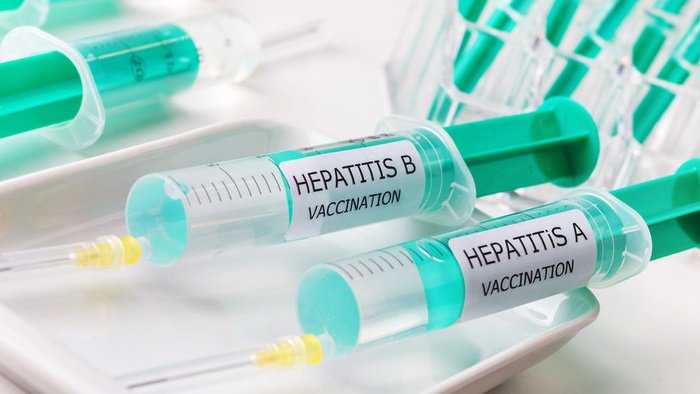 Pemberian vaksin untuk hepatitis A dan hepatitis B untuk memberikan kekebalan tubuh (foto:istock)