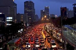 Jakarta malam hari (beritasatu.com).
